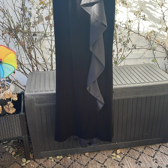 Jessica Howard - Women's Rosette Waterfall-Ruffle Gown Missy Size 6 - Picture 5 of 16